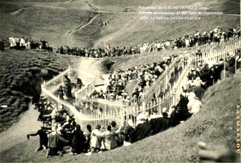 COLO JEUNE FRANCE 1954 la Salette, la colo en priere.jpg